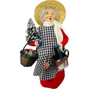 Byers Choice Caroler GARDENING MRS. CLAUS Watering‎ Can Tree Pine Cones 2010